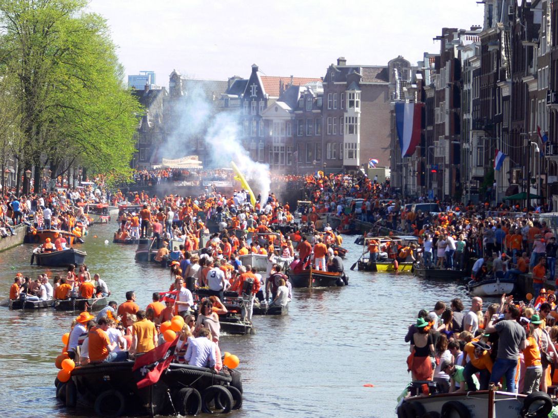 1280px-Amsterdam_-_Koninginnedag_2012_-_Prinsengracht_boats